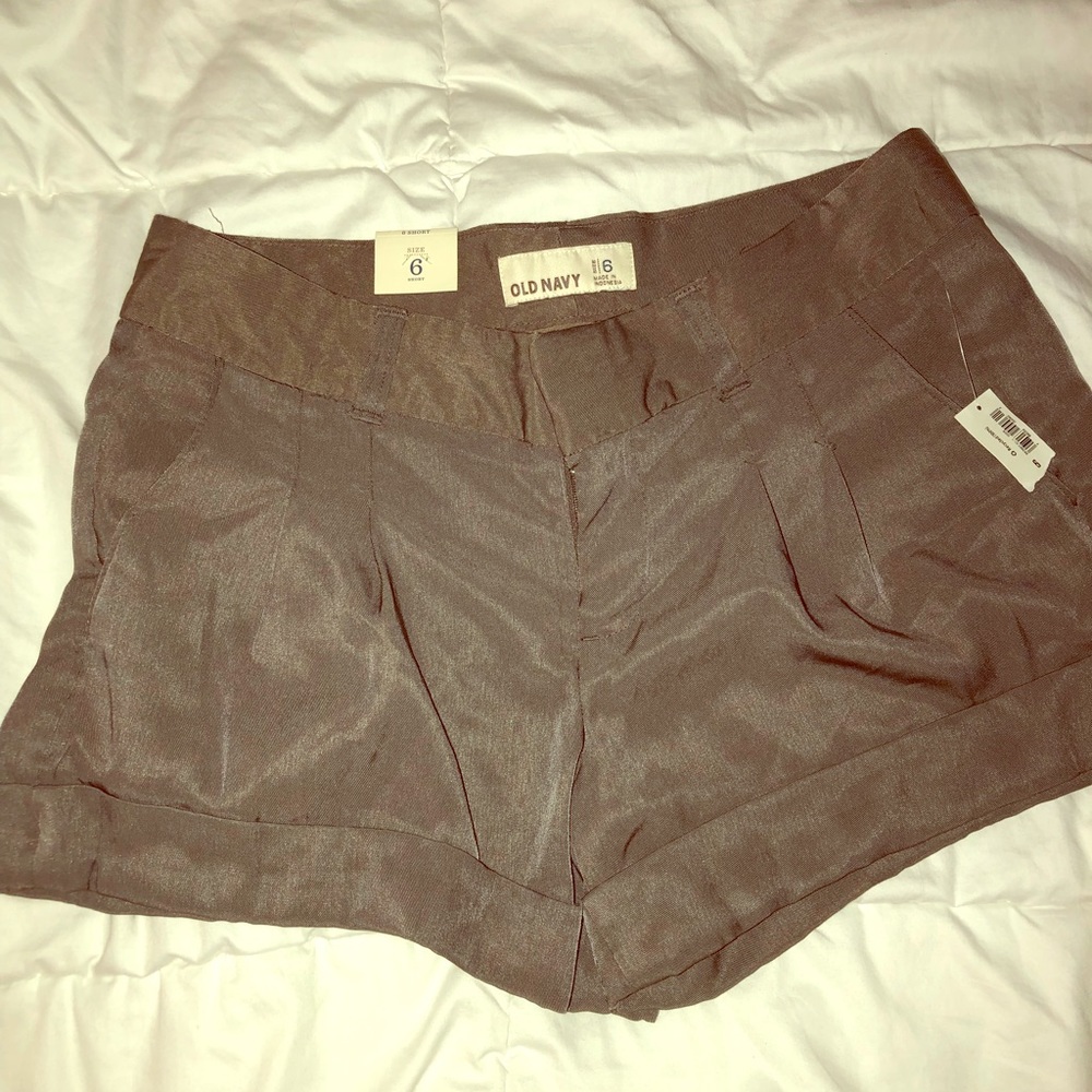 💗 3 for $40 💗 Old Navy Silky olive Cuffed shorts